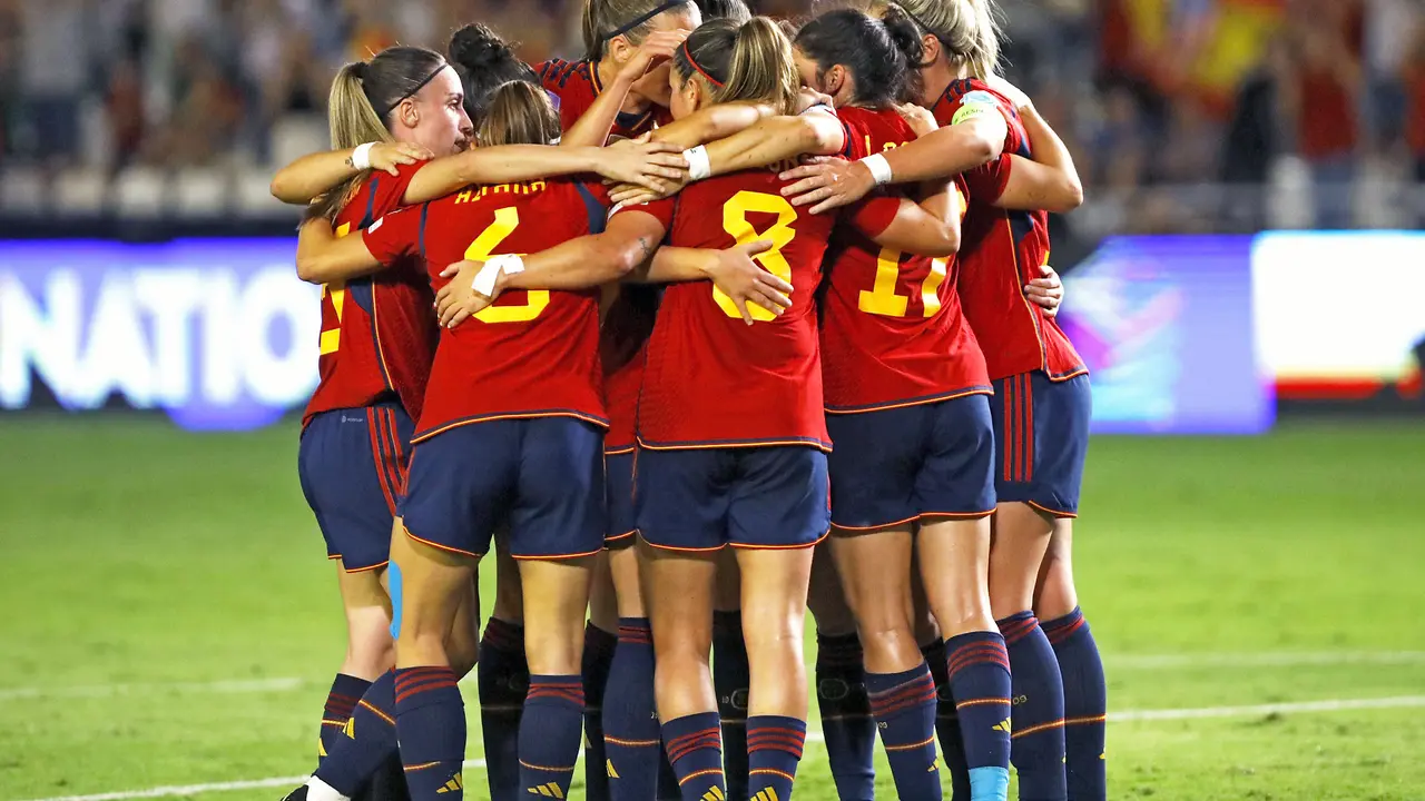 Las jugadoras de la selecci&oacute;n espa&ntilde;ola celebran tras marcar el 1-0 durante el encuentro de la UEFA Liga de las Naciones entre Espa&ntilde;a y Suiza, este martes en el Estadio Nuevo Arc&aacute;ngel en C&oacute;rdoba.