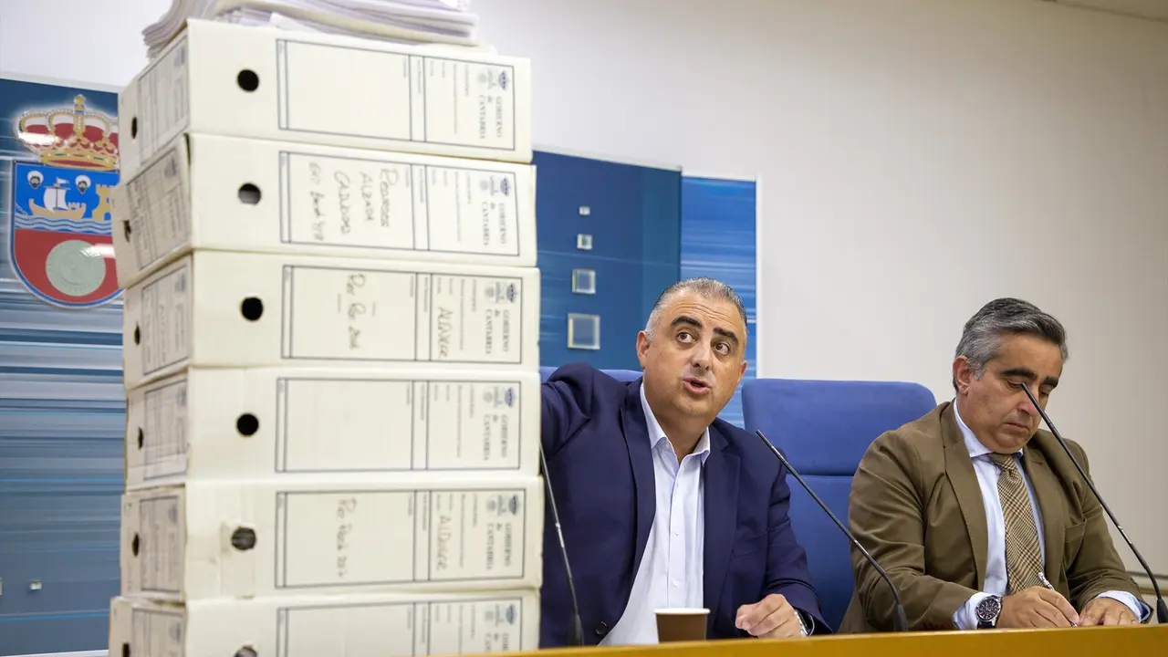 El consejero de Fomento, Ordenaci&oacute;n del Territorio y Medio Ambiente, Roberto Media, muestra en rueda de prensa los expedientes de reclamaciones sin contestar. / Alerta