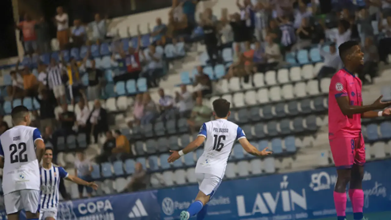 Pol Bassa celebra el primer gol de los torrelaveguenses./ GM