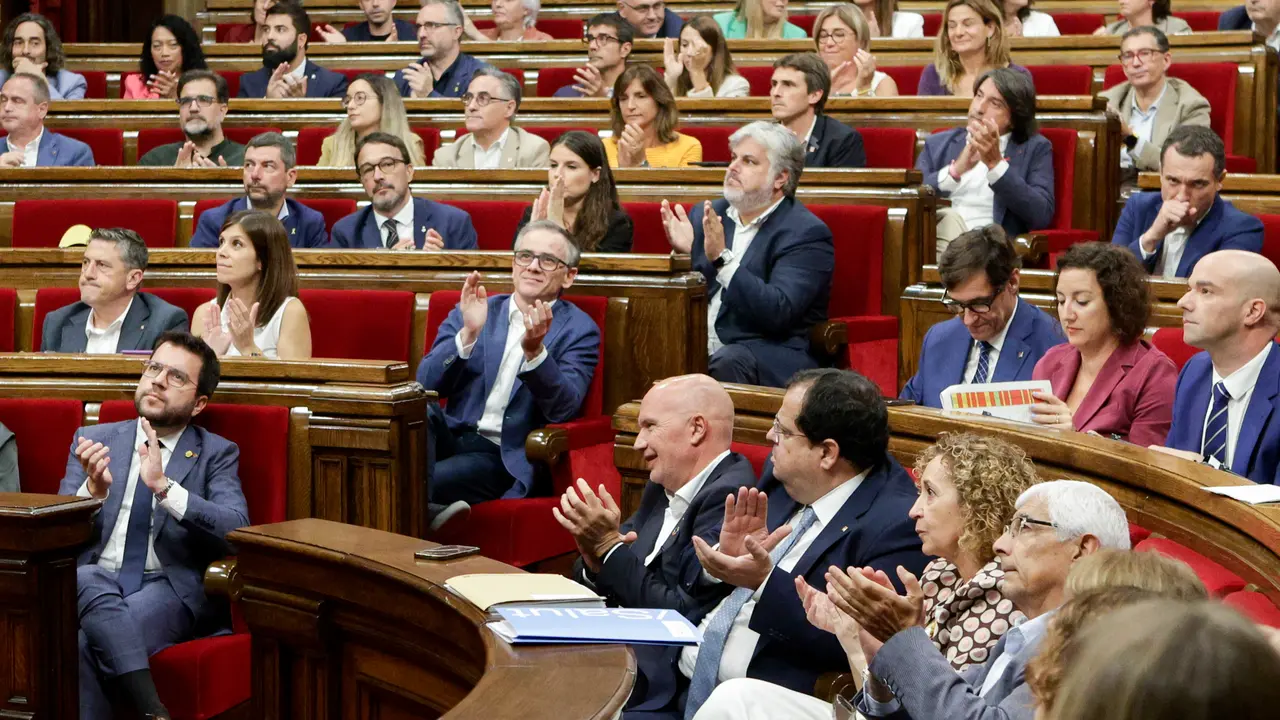 El presidente de la Generalitat, Pere Aragon&egrave;s (i), junto a los diputados de los partidos independentistas aplauden el resultado de la votaci&oacute;n durante el pleno del Parlament. /Quique Garc&iacute;a