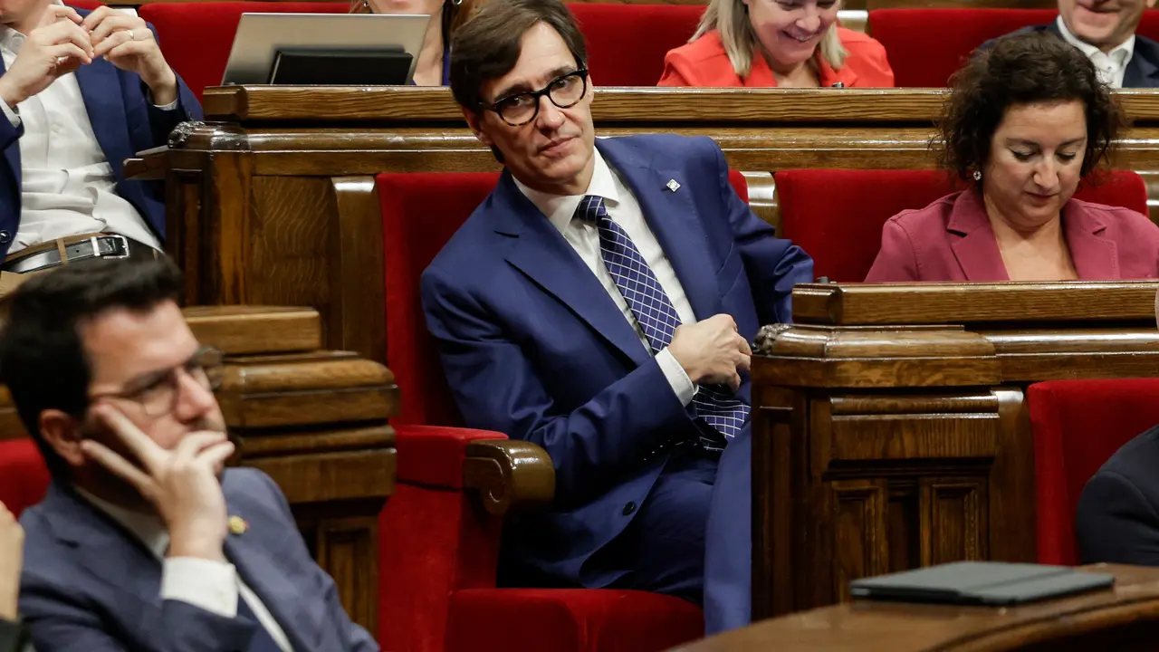 El l&iacute;der del PSC, Salvador Illa (c), durante el pleno del Parlament en el que las fuerzas independentistas someten a votaci&oacute;n dos propuestas de resoluci&oacute;n a favor de la amnist&iacute;a y de condicionar la investidura de Pedro S&aacute;nchez a avanzar hacia el refer&eacute;ndum. / Quique Garc&iacute;a