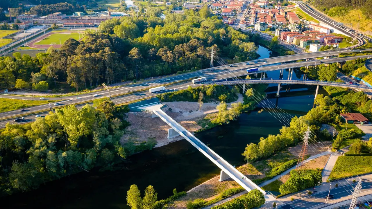 Vista a&eacute;rea de la pasarela sobre el r&iacute;o Saja-Besaya. / Alerta