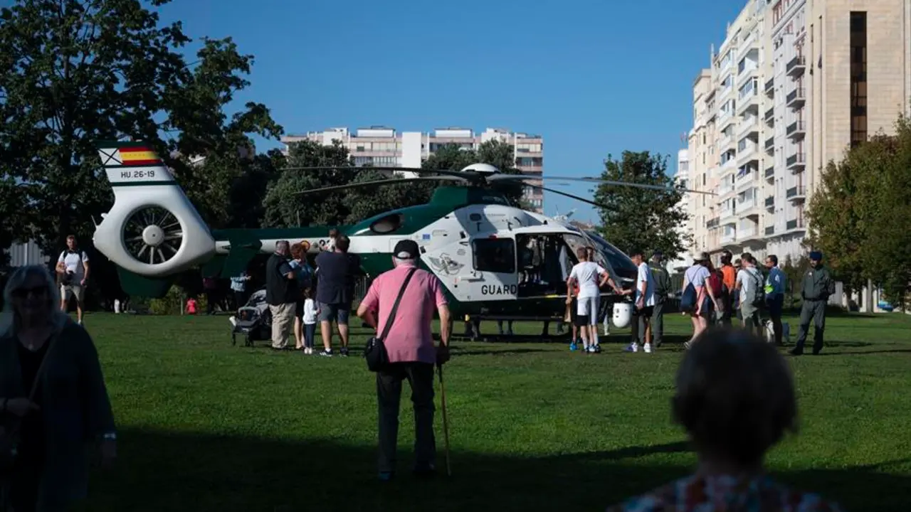 Varias personas visitan los helic&oacute;pteros de la Guardia Civil durante la inauguraci&oacute;n de la exposici&oacute;n 50 Aniversario de la creaci&oacute;n del Servicio A&eacute;reo de la Guardia Civil. / Pedro Puente Hoyos