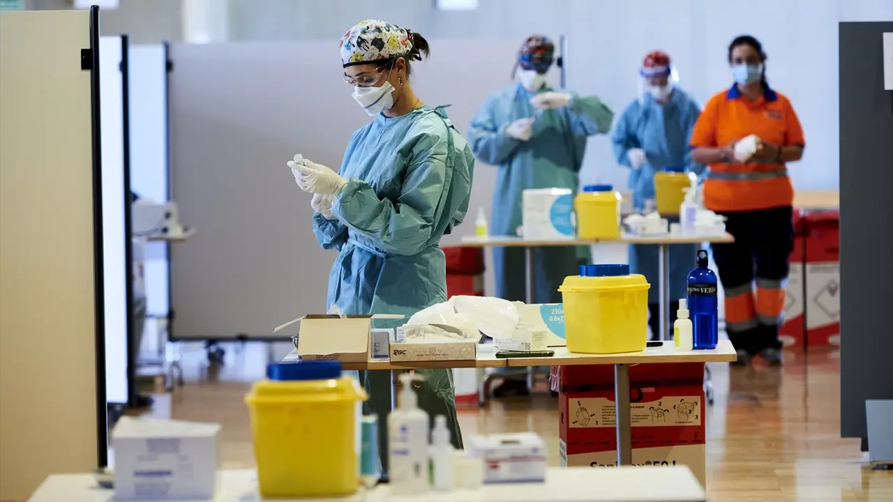 Una profesional sanitaria, en un dispositivo de vacunaci&oacute;n masiva. / Alerta