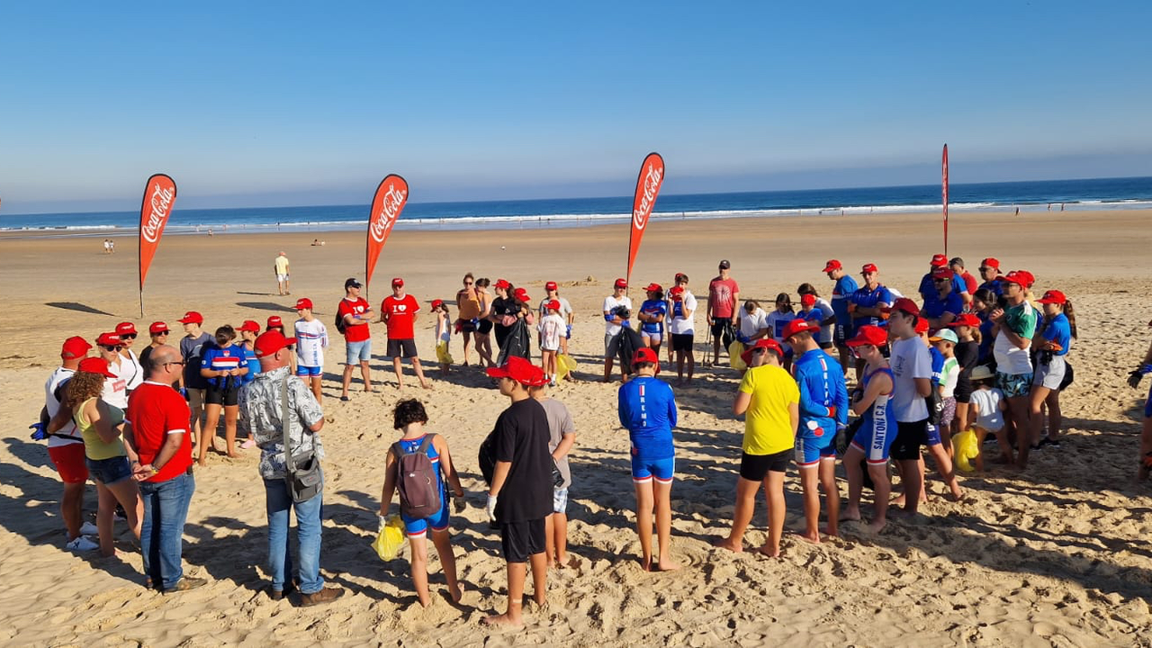 Los m&aacute;s de 60 voluntarios durante la jornada de limpieza de la playa de Berria, en Santo&ntilde;a. / ALERTA