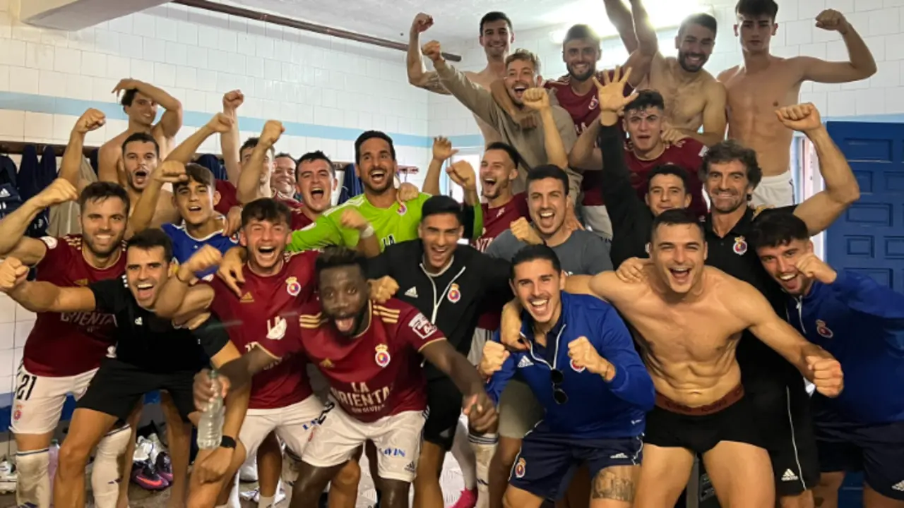 Los jugadores de la Gimn&aacute;stica, celebran la victoria.