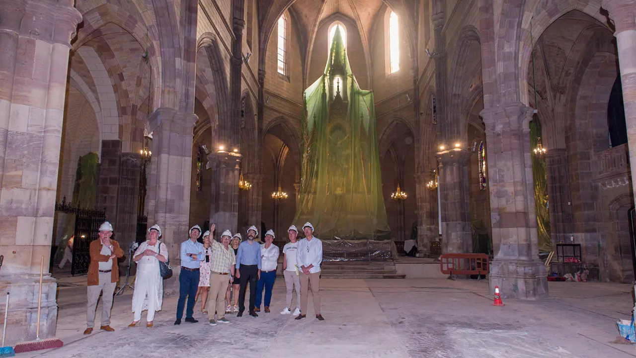 Las autoridades de Torrelavega visitan las obras de la iglesia de La Asunci&oacute;n. / Alerta