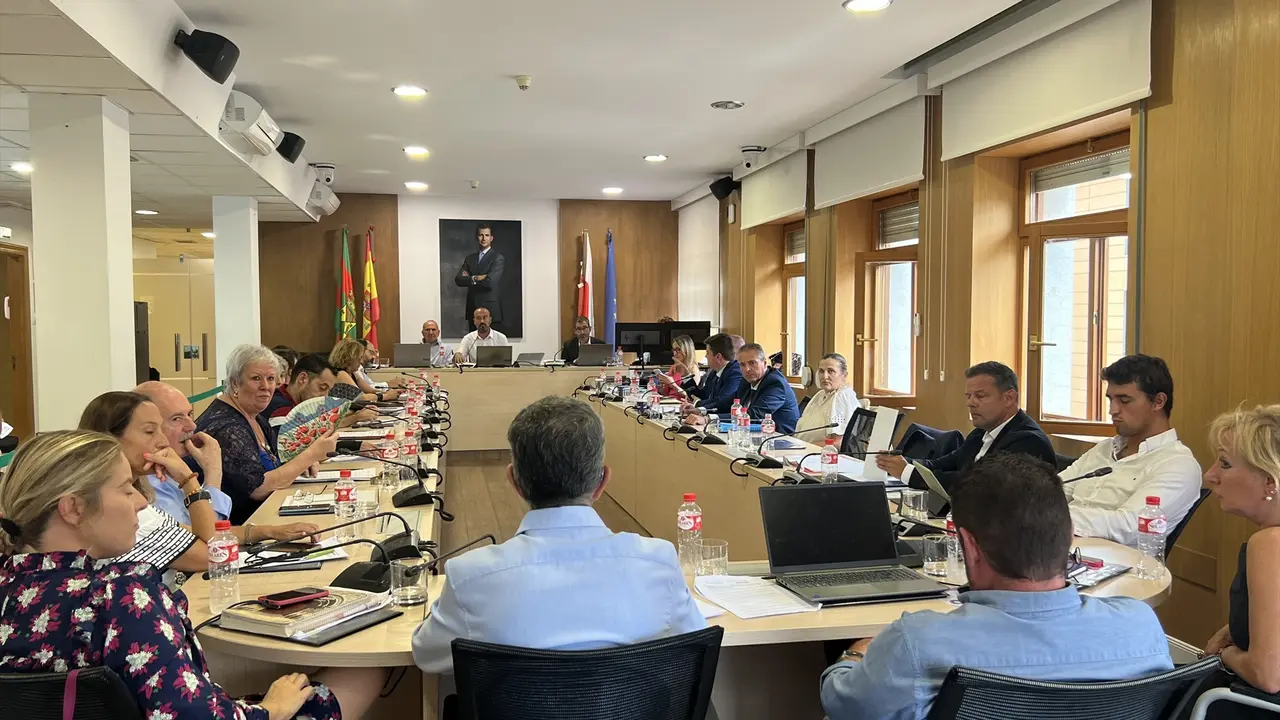Pleno de la Corporaci&oacute;n de Torrelavega. / Alerta