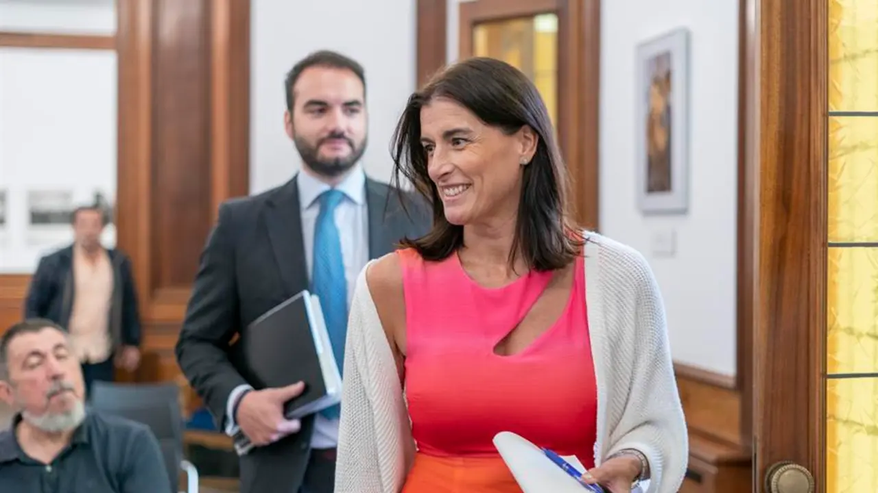 La alcaldesa de Santander, Gema Igual, se dirige a informar sobre la propuesta de ordenanzas fiscales para 2023. / Rom&aacute;n G. Aguilera