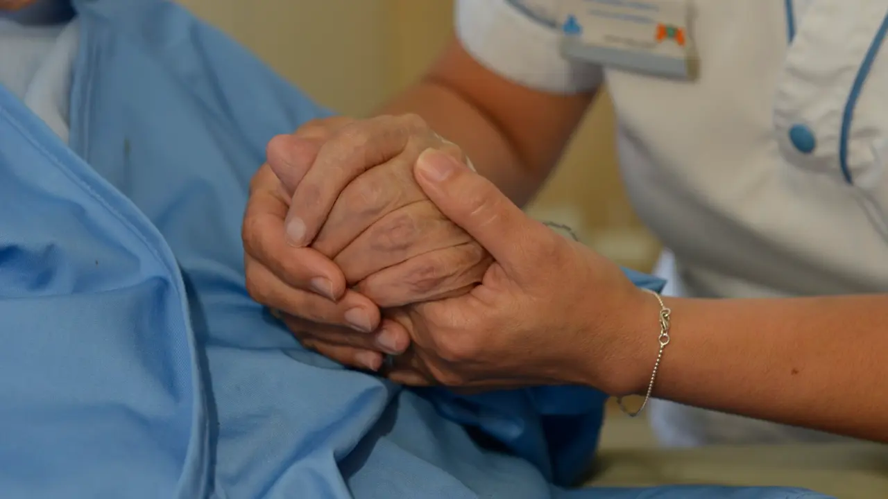 Atenci&oacute;n a un enfermo en el Hospital Santa Clotilde. / Alerta