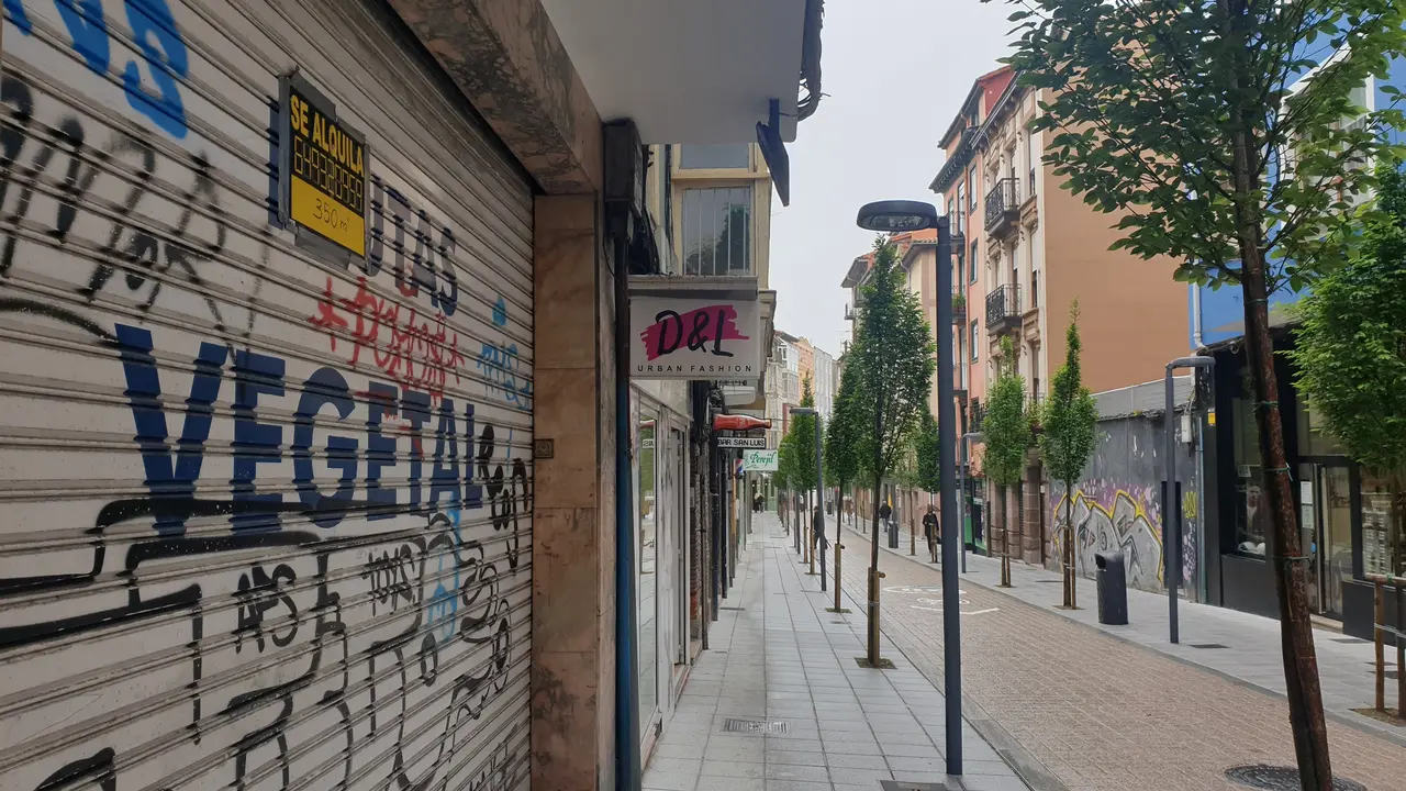 Una calle de Santander con un comercio cerrado. /ALERTA