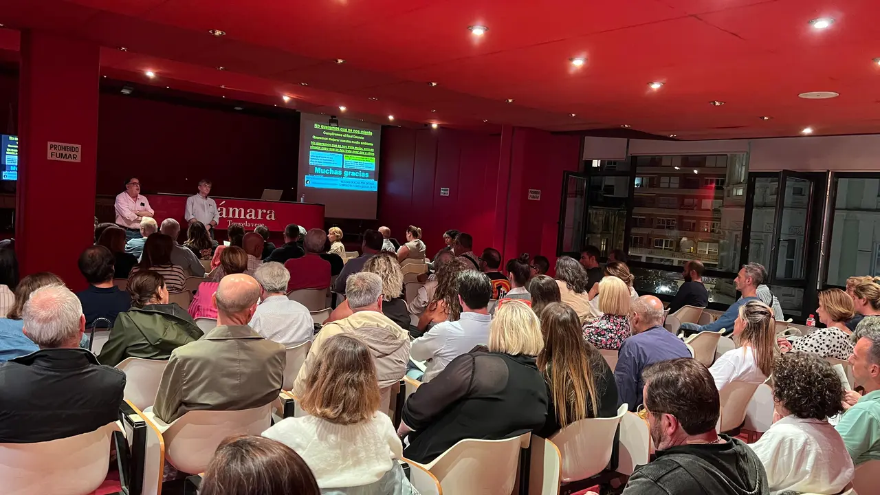 Masiva asistencia del comercio de Torrelavega a la asamblea informativa sobre la Zona de Bajas Emisiones. / Alerta