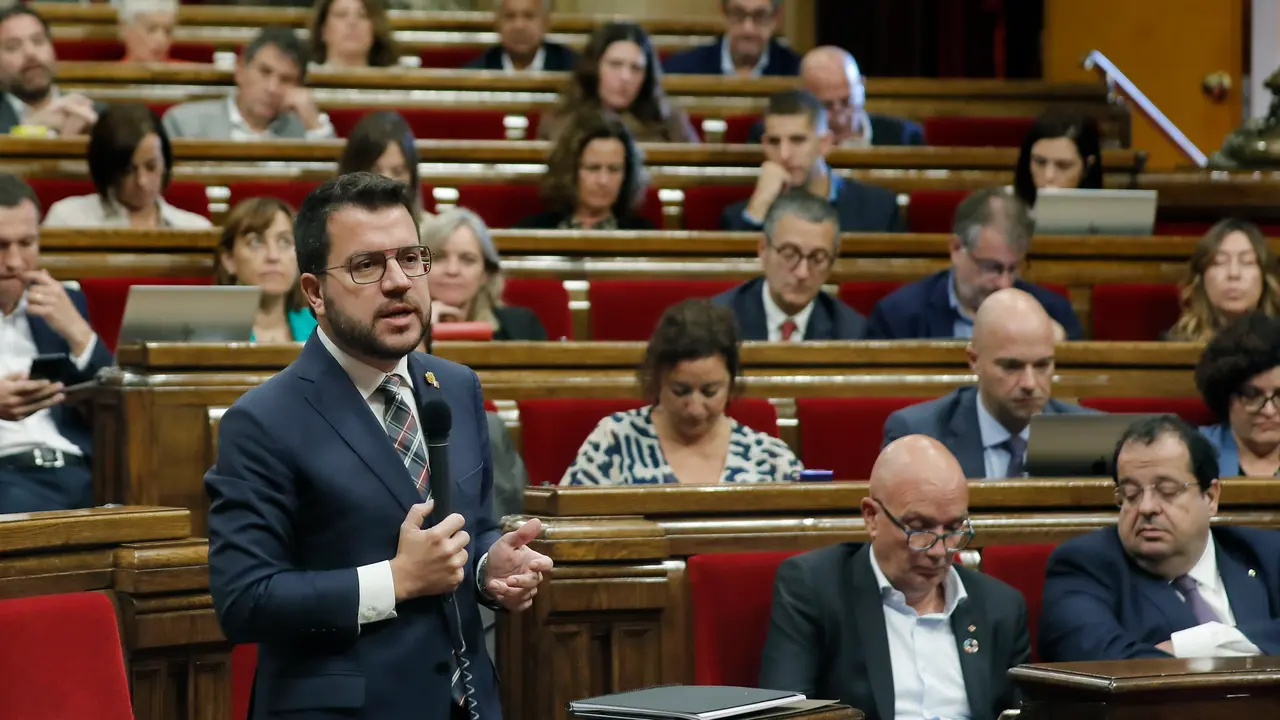 El presidente de la Generalitat, Pere Aragon&egrave;s, durante la sesi&oacute;n de control al Govern que se celebra en el Parlament, mientras que prosiguen las negociaciones en Madrid sobre la investidura del candidato del PSOE, Pedro S&aacute;nchez. / Andreu Dalmau