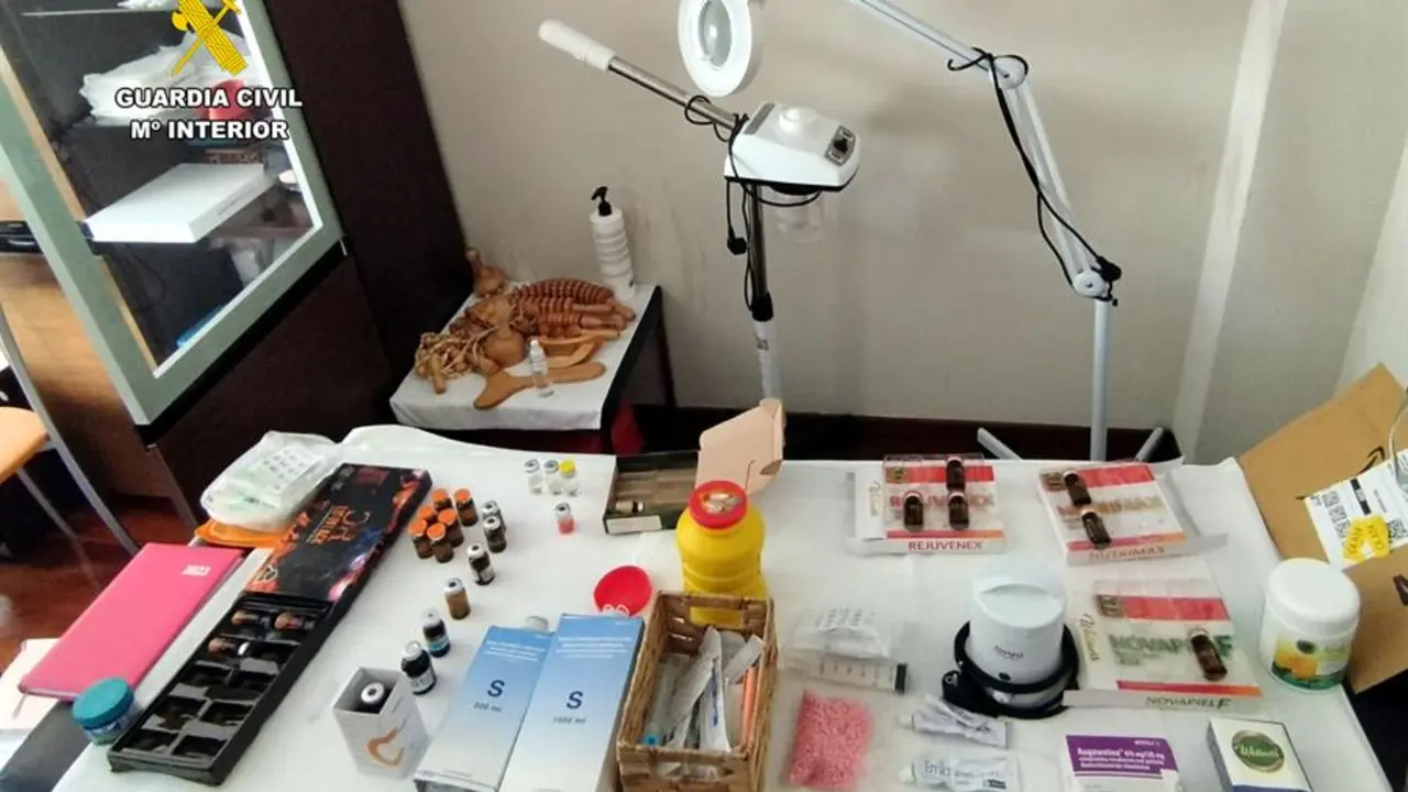 Fotograf&iacute;a de material incautado durante la clausura por parte de la Guardia Civil de dos pisos en los que se hac&iacute;an tratamientos de est&eacute;tica. La Guardia Civil ha clausurado dos pisos en Malia&ntilde;o donde se practicaban intervenciones est&eacute;ticas ilegales, en una operaci&oacute;n en la que han sido detenidas dos mujeres por infiltrar f&aacute;rmacos para reducir la grasa no autorizados en Espa&ntilde;a, que han provocado graves lesiones en, al menos, una v&iacute;ctima. EFE/ Guardia Civil SOLO USO EDITORIAL SOLO DISPONIBLE PARA ILUSTRAR LA NOTICIA QUE ACOMPA&Ntilde;A (CR&Eacute;DITO OBLIGATORIO)