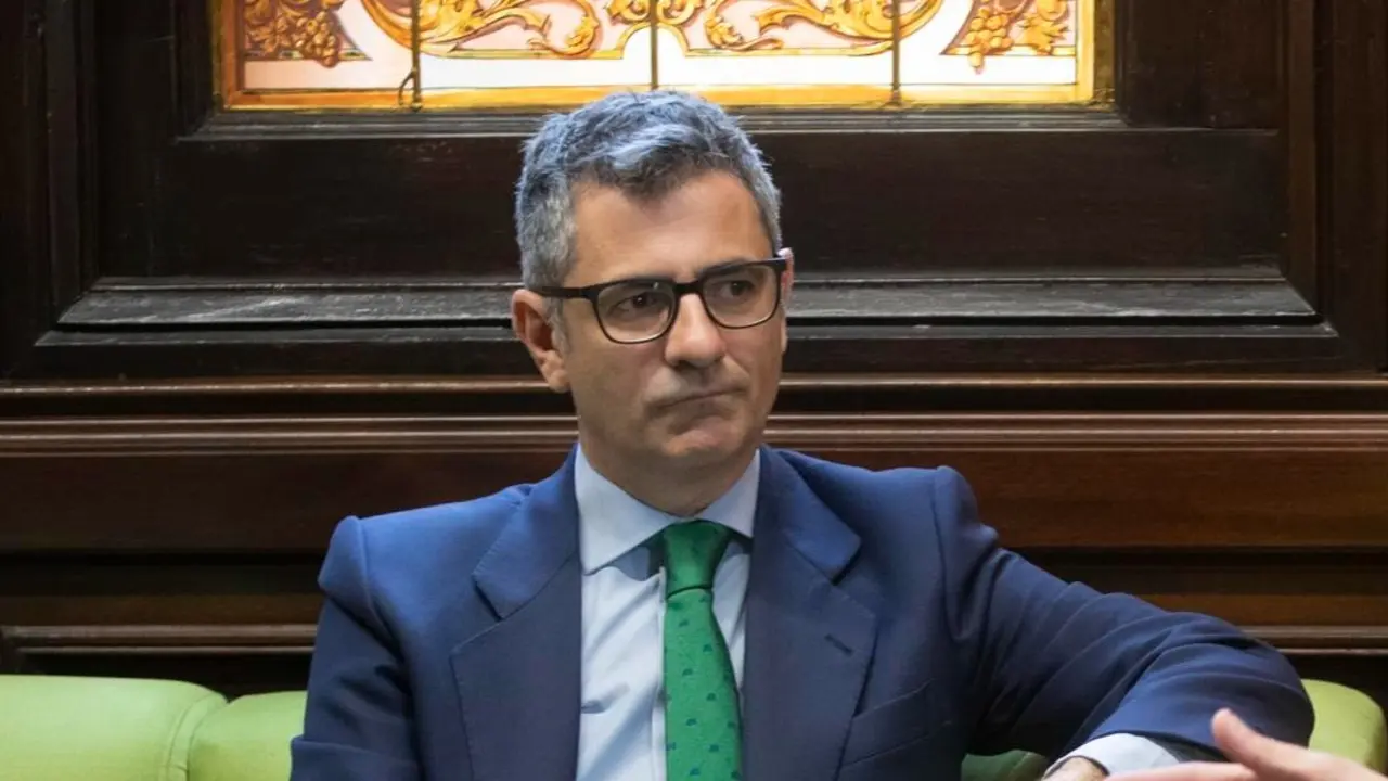 El ministro, F&eacute;lix Bola&ntilde;os durante una reuni&oacute;n en Barcelona. / Marta P&eacute;rez