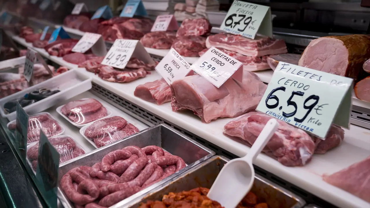 Precios en una carnicer&iacute;a. / Alerta