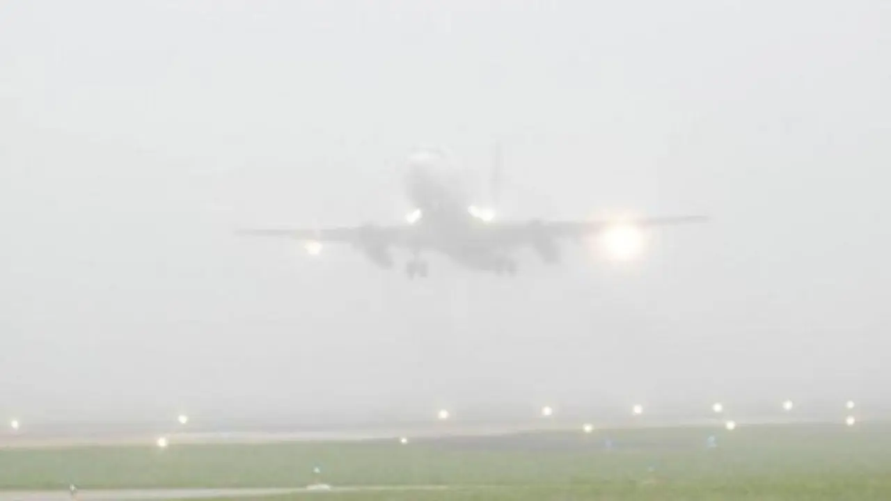 La niebla en el aeropuerto impide aterrizar al avi&oacute;n. / EP