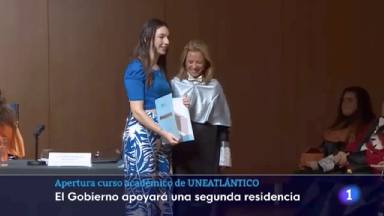 Laura Samperio recogiendo el galard&oacute;n al mejor expediente acad&eacute;mico. / TVE