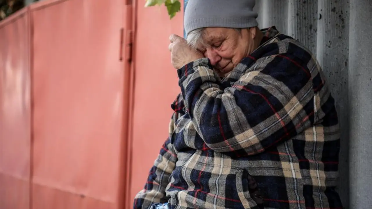 Una residente llora junto a su casa dos d&iacute;as despu&eacute;s de que un bombardeo ruso alcanzara su aldea, en la regi&oacute;n de Jarkov. EFE / YAKIV LIASHENKO