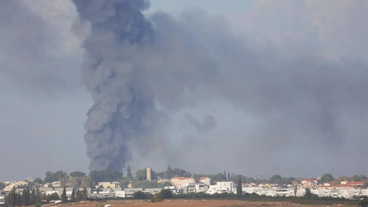 07/10/2023 07:36 (UTC)
Cr&eacute;dito:
EFE
Fuente:
EPA
Autor:
ABIR SULTAN
Tem&aacute;tica:
Disturbios y conflictos &raquo; Conflicto armado
Humo tras un impacto sobre la ciudad israel&iacute; de Gedera tras el lanzamiento de cohetes desde Gaza. EFE / ABIR SULTAN