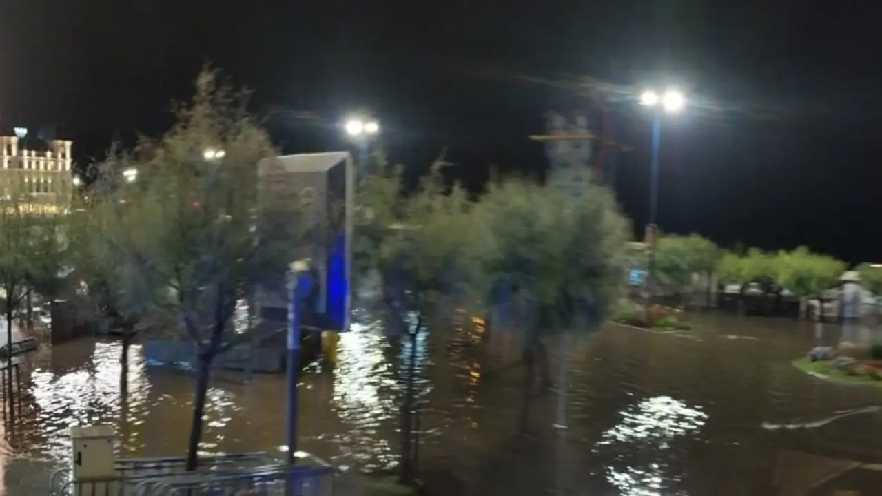 Inundaci&oacute;n en la zona de El Sardinero, en Santander. / Alerta