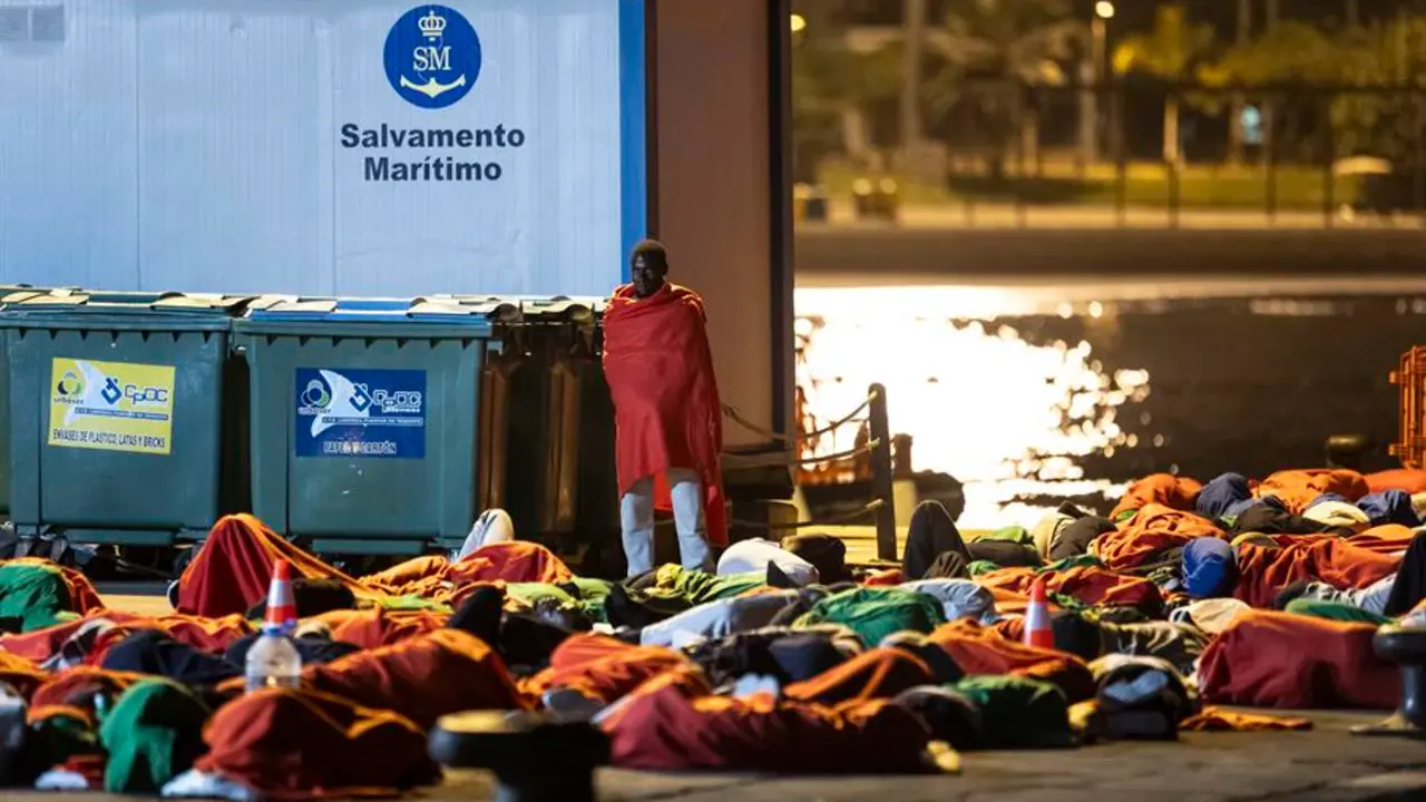 Unos 200 migrantes que llegaron en la tarde noche del viernes a Tenerife en dos cayucos han dormido en el muelle de Los Cristianos. EFE / Miguel Barreto
