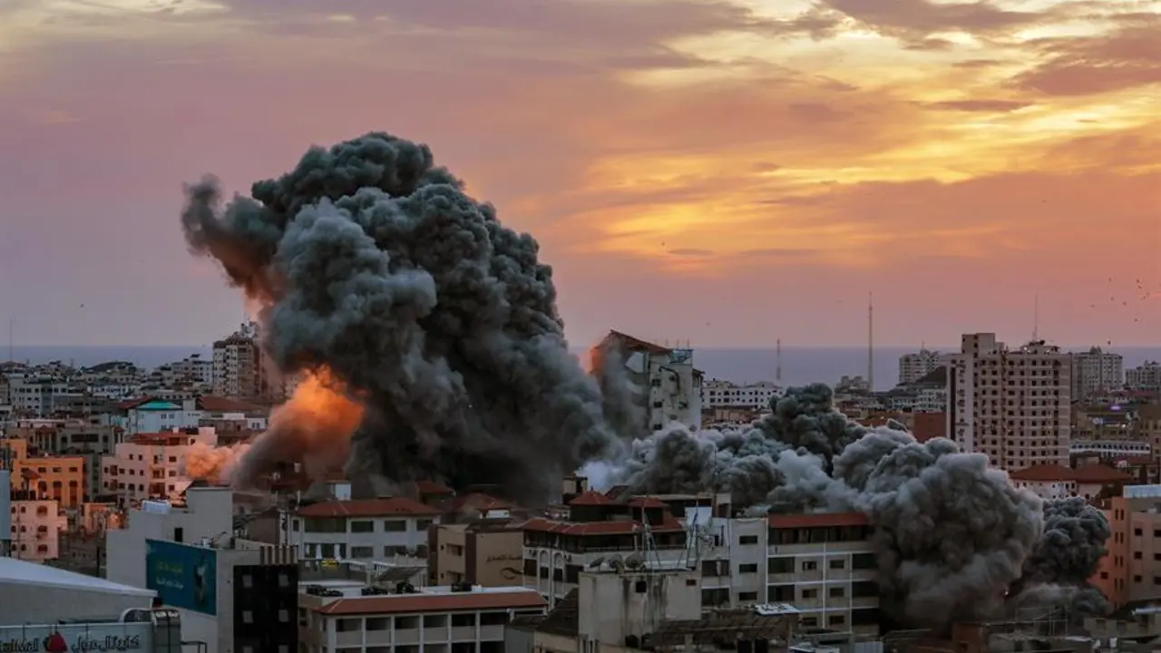 El humo se eleva despu&eacute;s de que aviones de combate israel&iacute;es atacaran la torre Palestina en la ciudad de Gaza, el 7 de octubre de 2023. A principios de este mismo s&aacute;bado, se lanzaron andanadas de cohetes desde la Franja de Gaza en un ataque sorpresa contra Israel reivindicado por el movimiento islamista Ham&aacute;s. En una declaraci&oacute;n televisada, el primer ministro israel&iacute; dijo que el pa&iacute;s est&aacute; en guerra. EFE/ Mohammed Saber