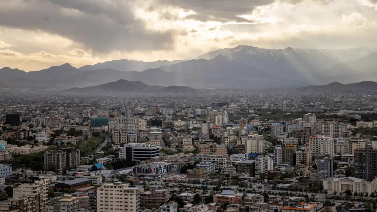 a cifra de v&iacute;ctimas mortales por el terremoto de magnitud 6,3 y las consecutivas r&eacute;plicas que sacudieron ayer el oeste de Afganist&aacute;n se elev&oacute; este domingo a 400 mientras.