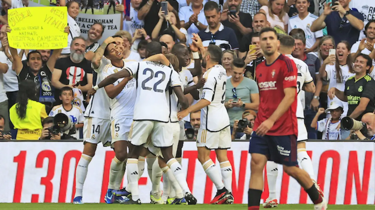 Jude Bellingham (2I) centrocampista ingl&eacute;s del Real Madrid celebra con sus compa&ntilde;eros, su gol durante el partido de Liga EA Sports en el estadio Santiago Bernab&eacute;u de Madrid. EFE/ZIPI
