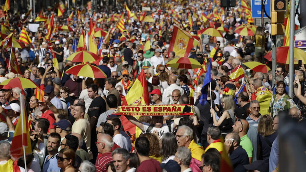 Cientos de personas protestan durante una manifestaci&oacute;n de SCC contra la amnist&iacute;a, a 8 de octubre de 2023, en Barcelona, Catalunya (Espa&ntilde;a). Sociedad Civil Catalana ha convocado una manifestaci&oacute;n contra la amnist&iacute;a y el derecho al refer&eacute;ndum bajo el lema &lsquo;No en mi nombre:ni amnist&iacute;a, ni autodeterminaci&oacute;n&rsquo;. La protesta busca visibilizar el acuerdo para la investidura del Gobierno de Espa&ntilde;a que han negociado las &uacute;ltimas semanas el presidente del Gobierno en funciones y Carles Puidgemont. Adem&aacute;s, conmemora la manifestaci&oacute;n convocada por el refer&eacute;ndum del 1 de octubre de 2017.
08 OCTUBRE 2023;MANIFESTACI&Oacute;N;RECURSOS;MANI;AMNIST&Iacute;A;REFER&Eacute;NDUM;PROTESTA;SCC
Kike Rinc&oacute;n / Europa Press
08/10/2023