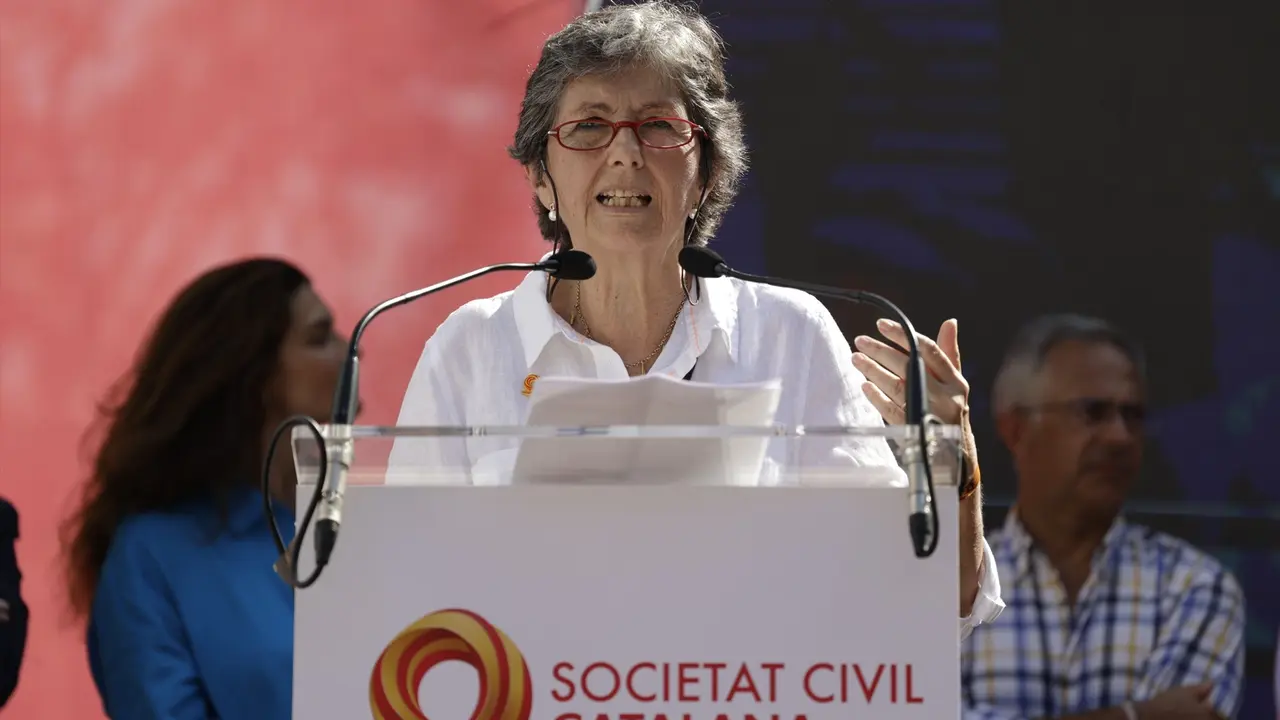La presidenta de la Sociedad Civil Catalana, Elda Mata, interviene durante una manifestaci&oacute;n de SCC contra la amnist&iacute;a. EP / Kike Rinc&oacute;n