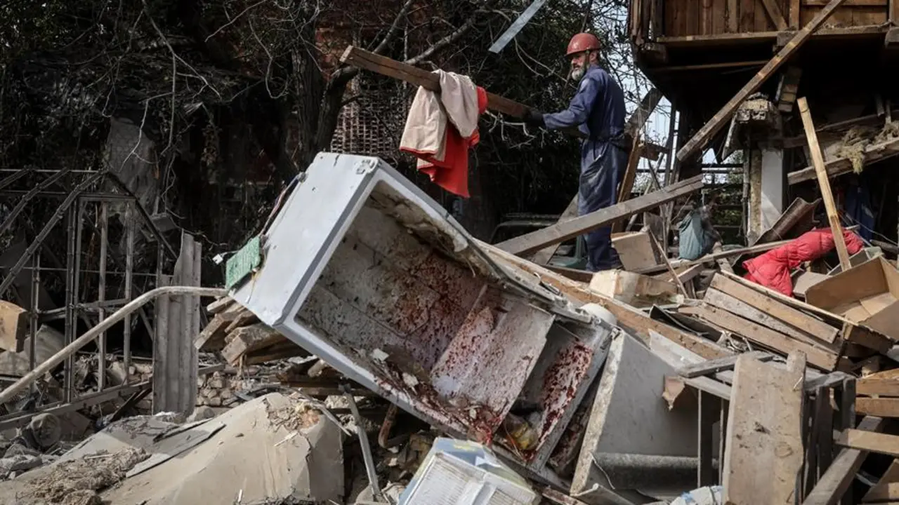 Un hombre busca en los escombros de una casa destruida en un ataque en la regi&oacute;n de Zaporiyia. EFE / KATERYNA KLOCHKO