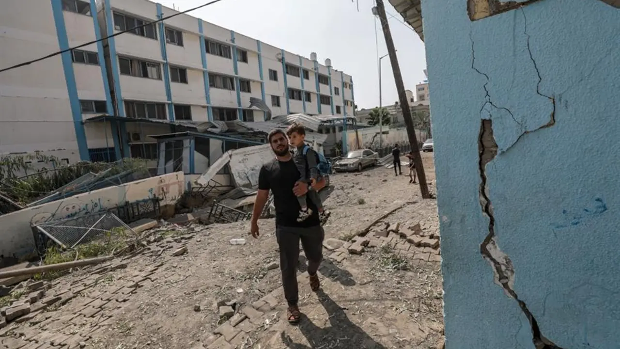 Un hombre camina en una escuela destruida en Gaza. EFE / MOHAMMED SABER