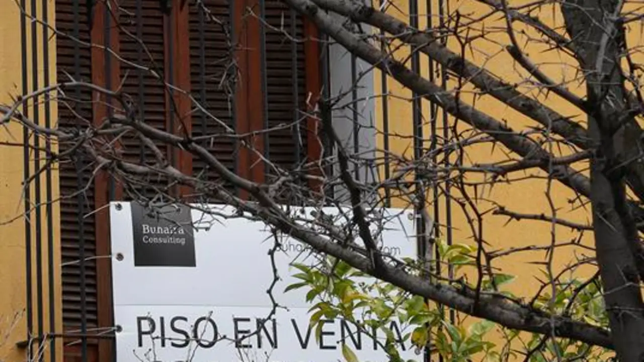 Un cartel de venta de vivienda. EFE / Jose Manuel Vidal / Archivo