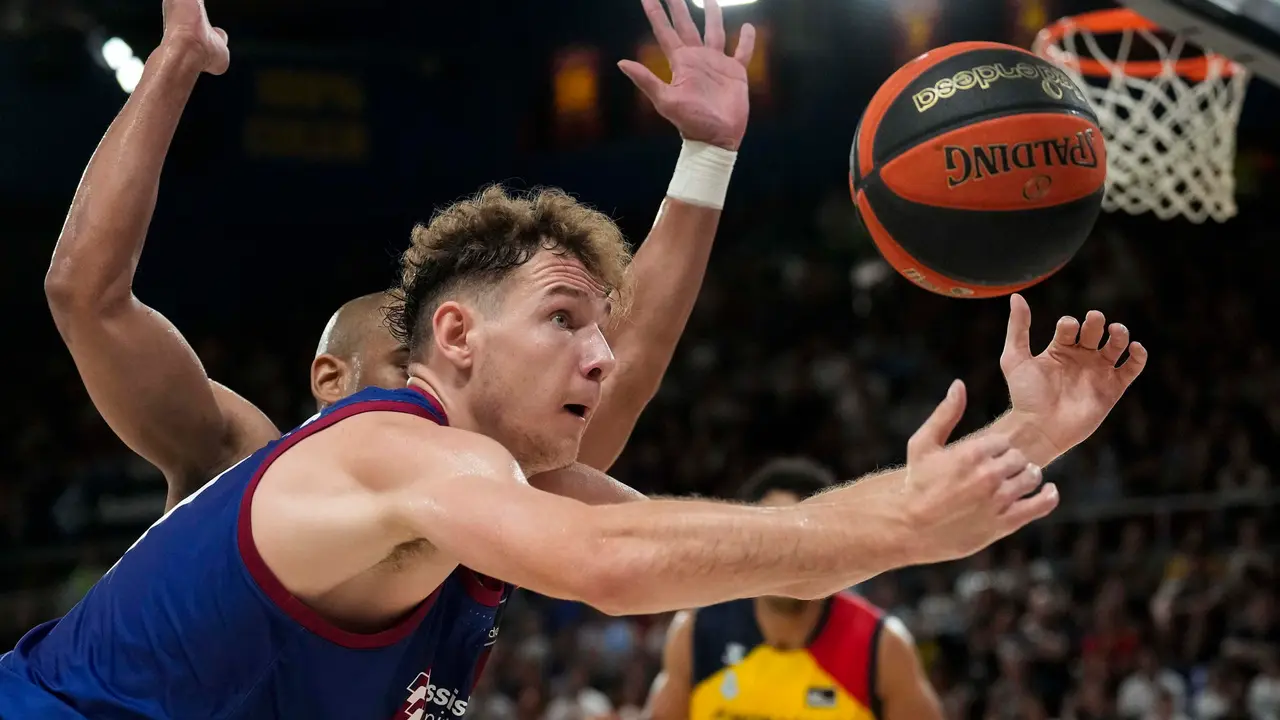 El base lituano del Bar&ccedil;a, Rokas Jokubaitis (d) trata de atrapar un rebote durante el partido correspondiente a la cuarta jornada de la ACB entre el Bar&ccedil;a y el Morabanc Andorra disputado este domingo. / Enric Fontcuberta