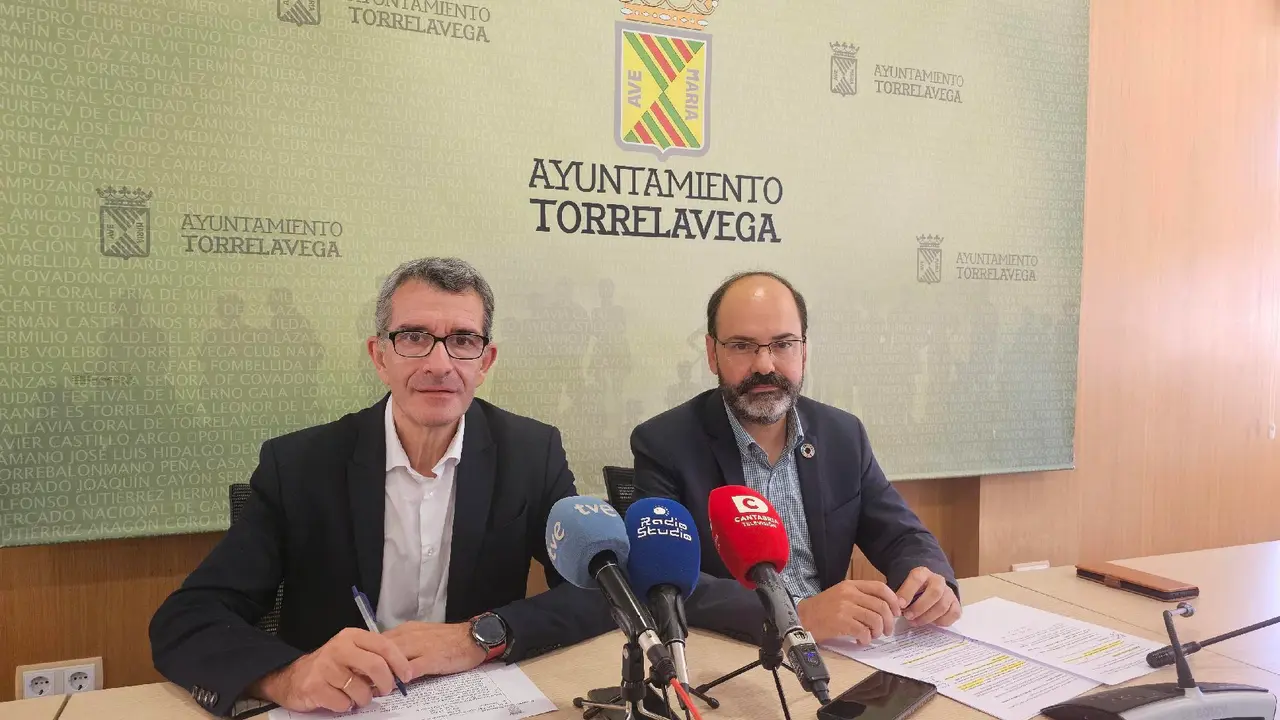 El concejal de Hacienda, Pedro P&eacute;rez Noriega, y el primer teniente de alcalde, Jos&eacute; Luis Urraca. / Alerta