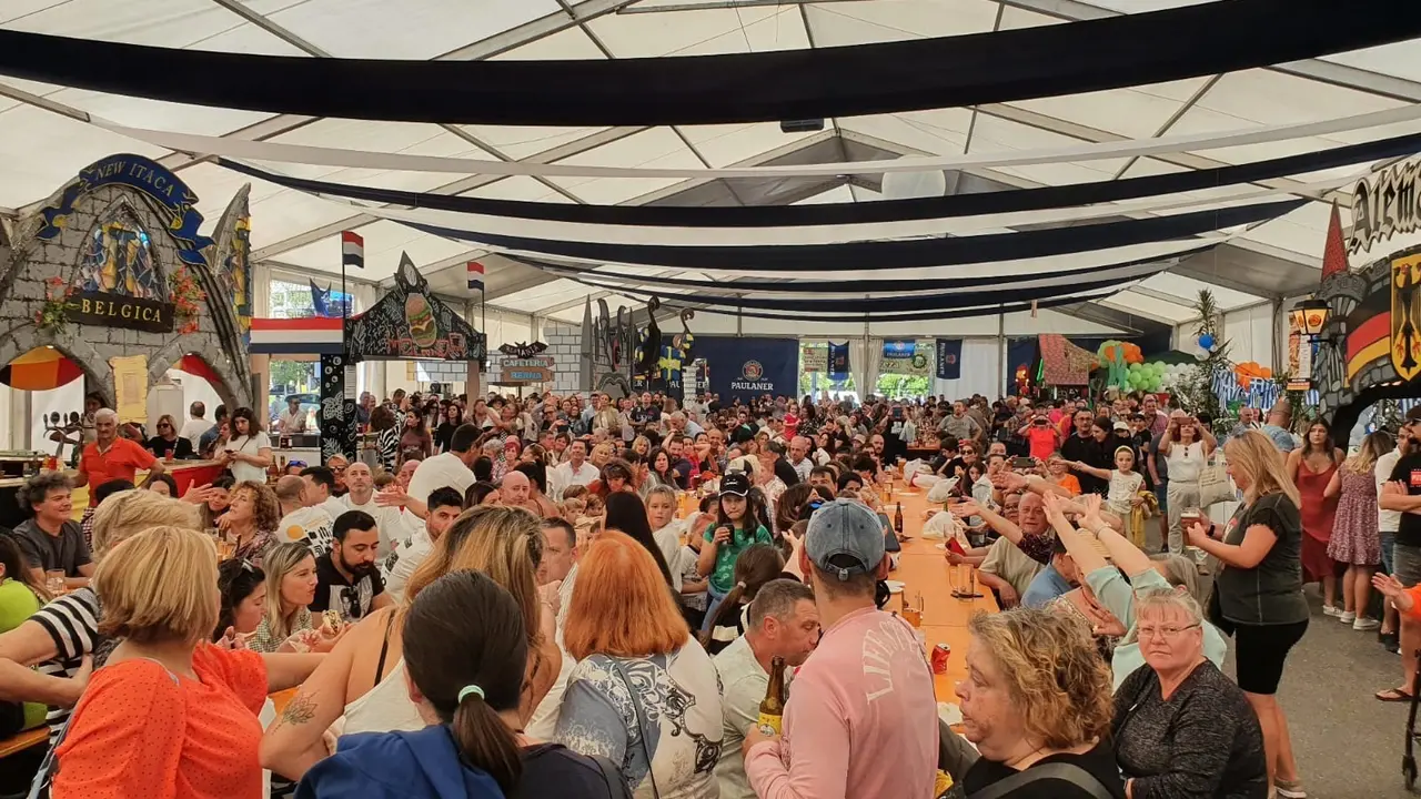 Asistentes al Festival Europeo de la Cerveza de Laredo. / Alerta