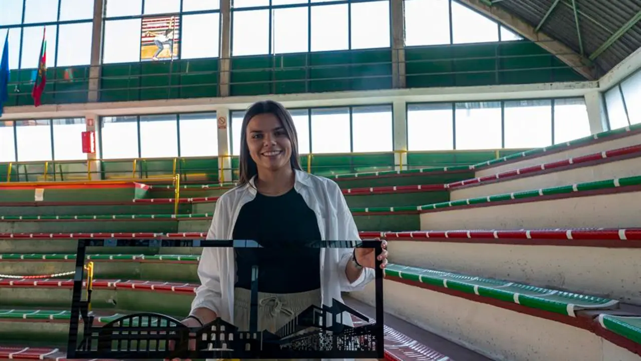 La campeona de Espa&ntilde;a de Bolos, Andrea G&oacute;mez, durante el homenaje. EFE / Pedro Puente Hoyos