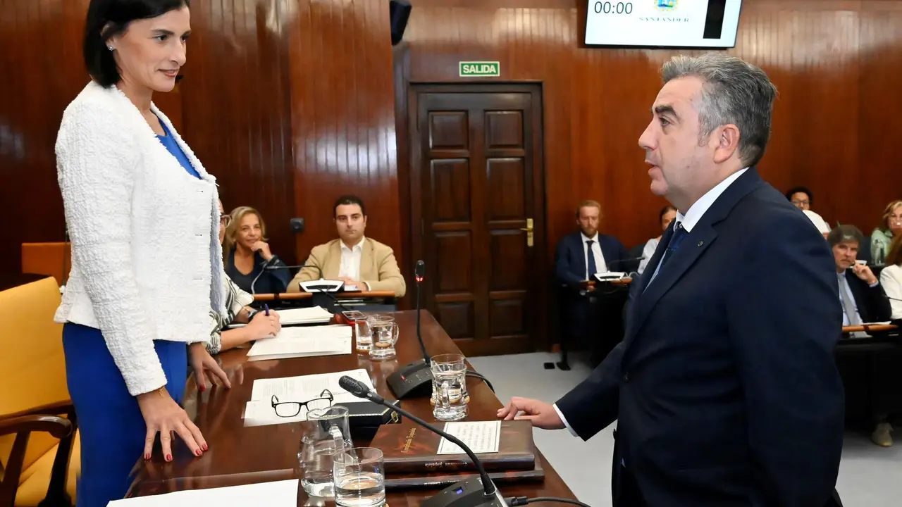 Un momento del pleno, la toma de posesi&oacute;n como concejal de Agust&iacute;n Navarro. / Alerta