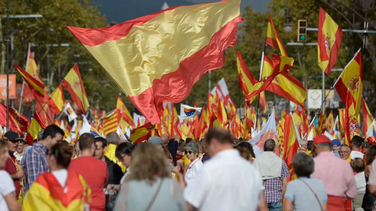 Banderas de Espa&ntilde;a en la manifestaci&oacute;n de Espanya i Catalans "Barcelona, Garante de la Hispanidad"
Lola Bou / Europa Press
(Foto de ARCHIVO)
12/10/2018