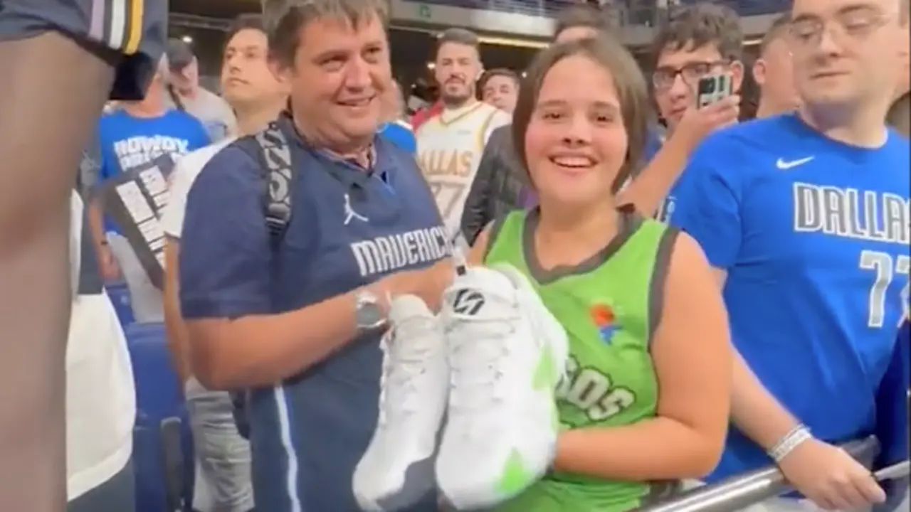 Ainara, una ni&ntilde;a de Pi&eacute;lagos durante el partido en el Wizink Center de Madrid.