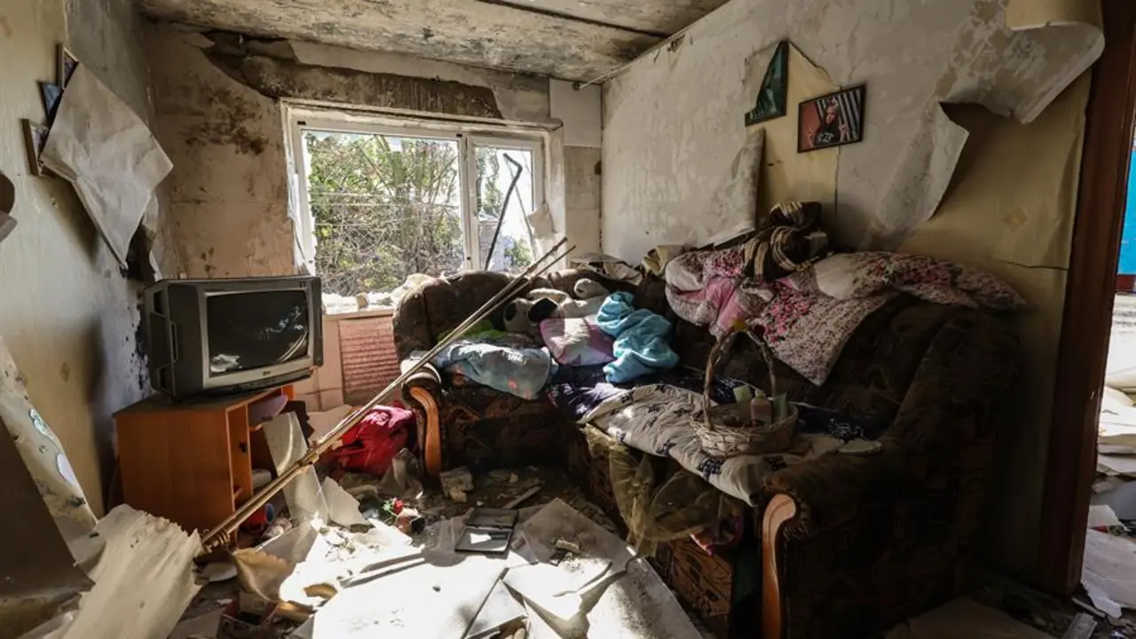 El sal&oacute;n de una casa da&ntilde;ado por los ataques, en la regi&oacute;n del Donetsk, Ucrania. EFE / KATERYNA KLOCHKO