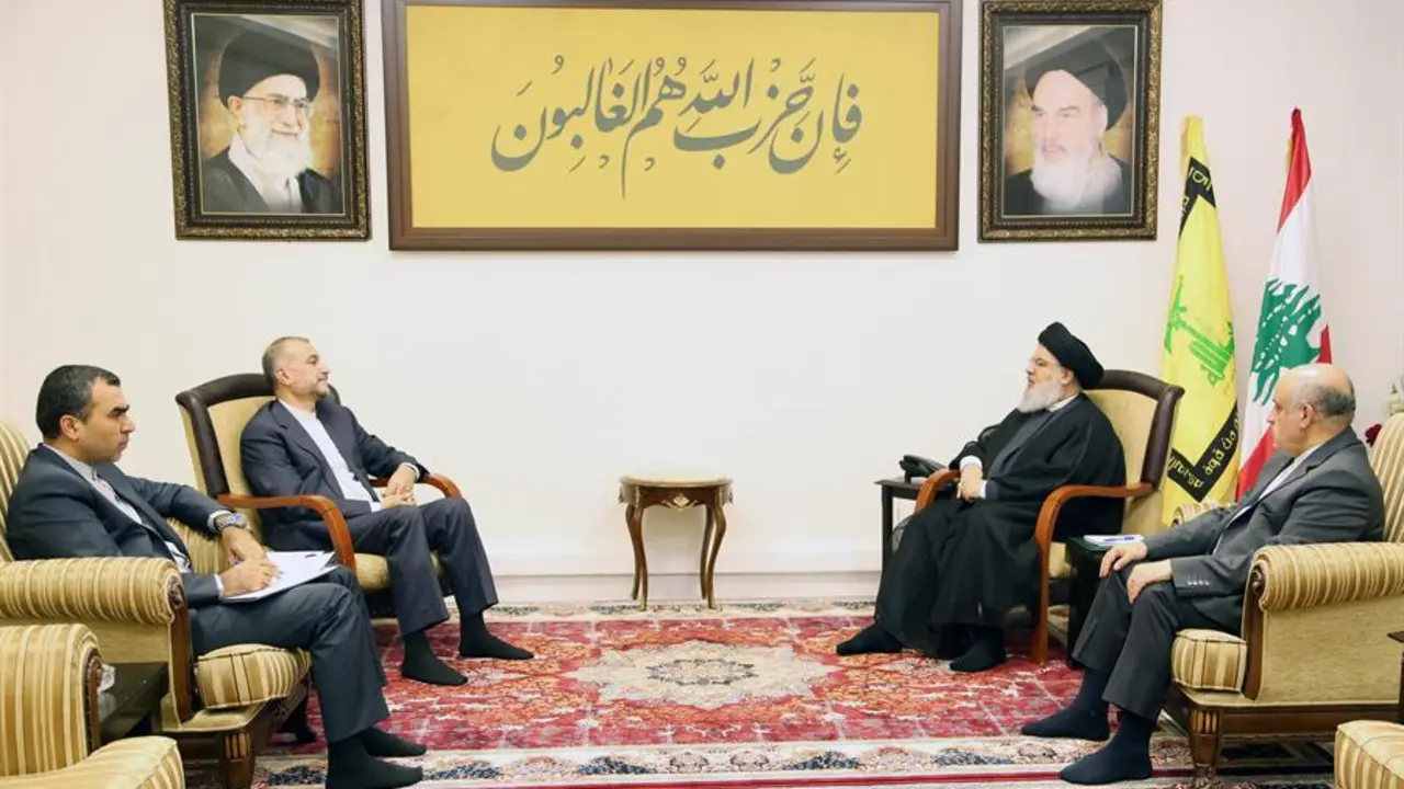Foto realizada por la oficina de prensa de Hizbul&aacute; que muestra a su l&iacute;der, Hassan Nasrala (atr&aacute;s a la derecha) en una entrevista con el ministro iran&iacute; de Exteriores, Hosein Amir Abdolahian (atr&aacute;s izquierda) en Beirut. EFE / HEZBOLLAH MEDIA OFFICE
