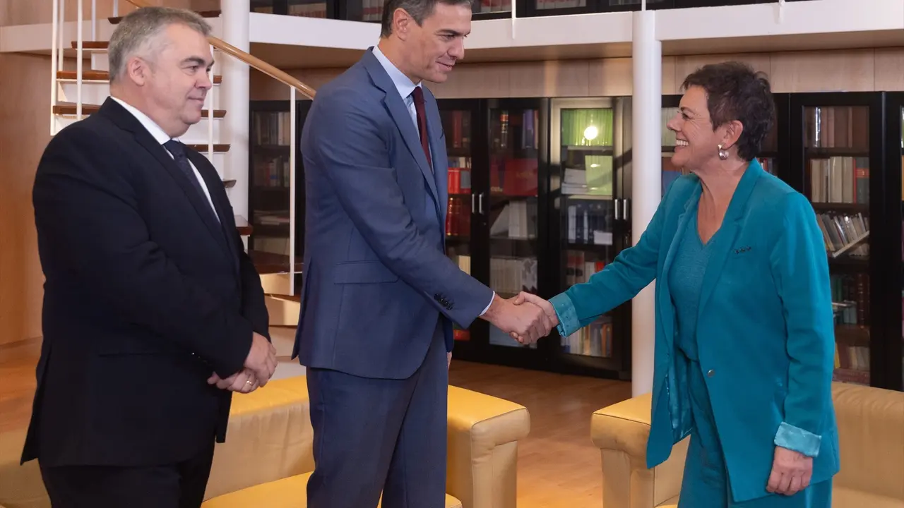 (I-D) El secretario de Organizaci&oacute;n del Partido Socialista, Santos Cerd&aacute;n y el presidente del Gobierno en funciones, Pedro S&aacute;nchez, reciben a la portavoz de EH Bildu en el Congreso de los Diputados, Mertxe Aizpurua, durante su ronda de contactos.  EP / Eduardo Parra