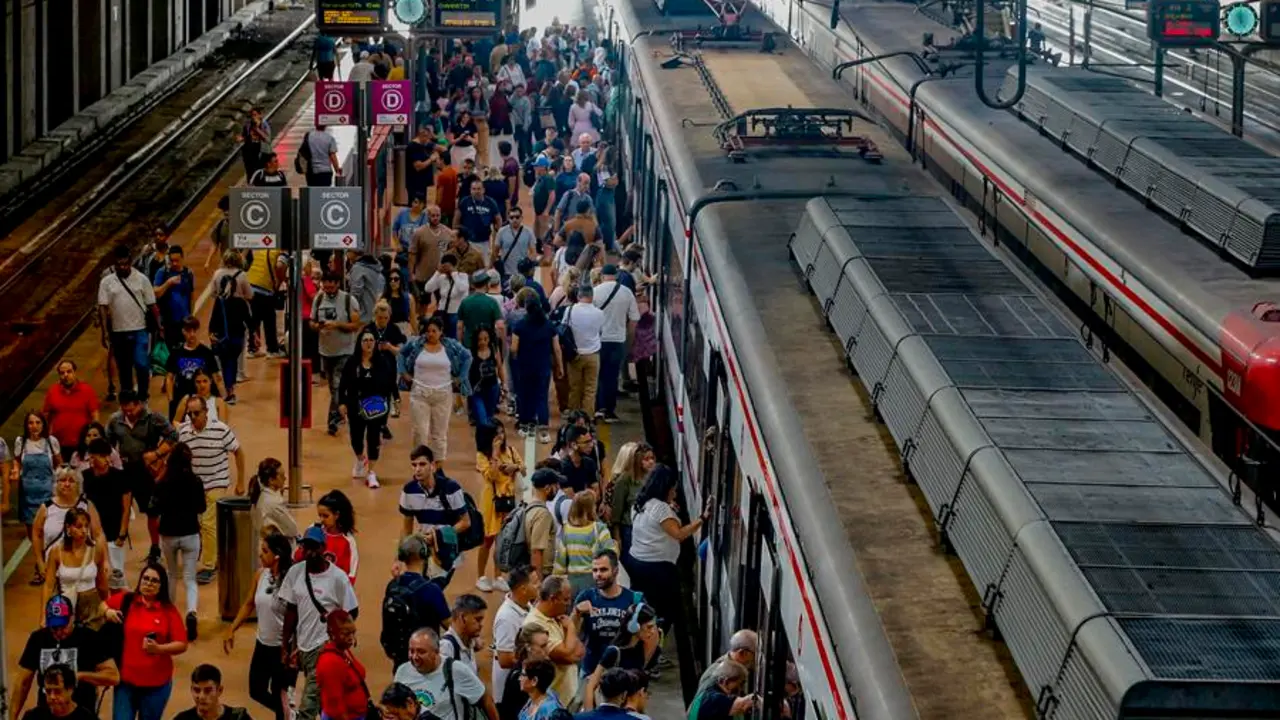 Cientos de pasajeros en la estaci&oacute;n de Atocha. EFE / Gema Garc&iacute;a