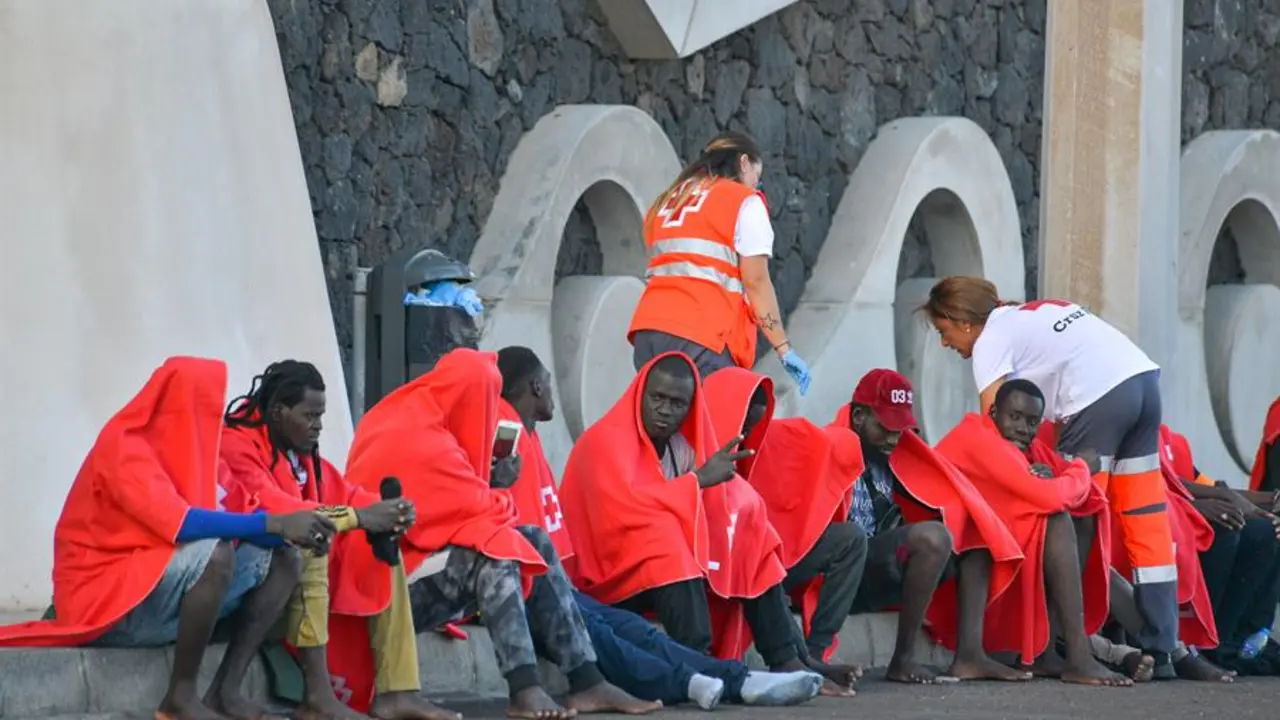 Llegada de 78 inmigrantes subsaharianos al muelle de La Restiga (El Hierro). EFE / Gelmert Finol
