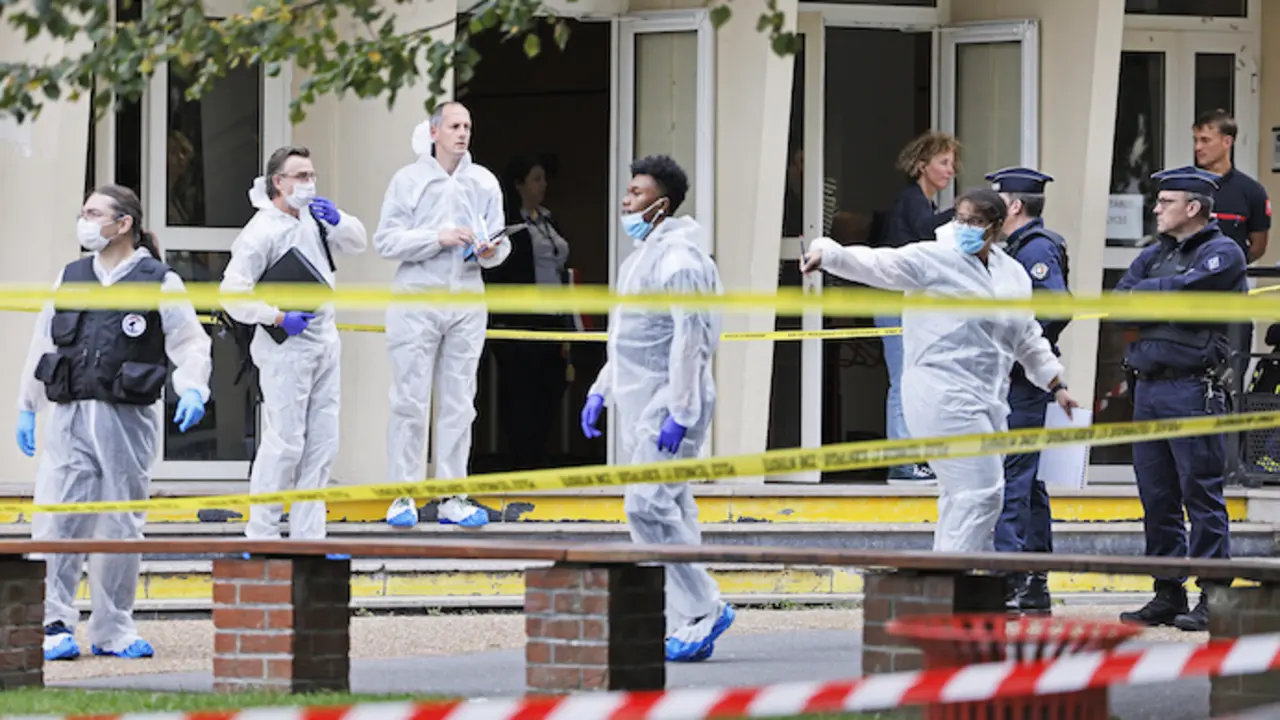 El terrorismo islamista golpe&oacute; este viernes de nuevo en una escuela francesa con el asesinato de un profesor de secundaria, acuchillado por un joven checheno, en un atentado que se asemeja mucho a la traum&aacute;tica muerte tambi&eacute;n a cuchilladas de Samuel Paty hace casi tres a&ntilde;os. EFE/EPA/Ludovic Marin / POOL MAXPPP OUT
