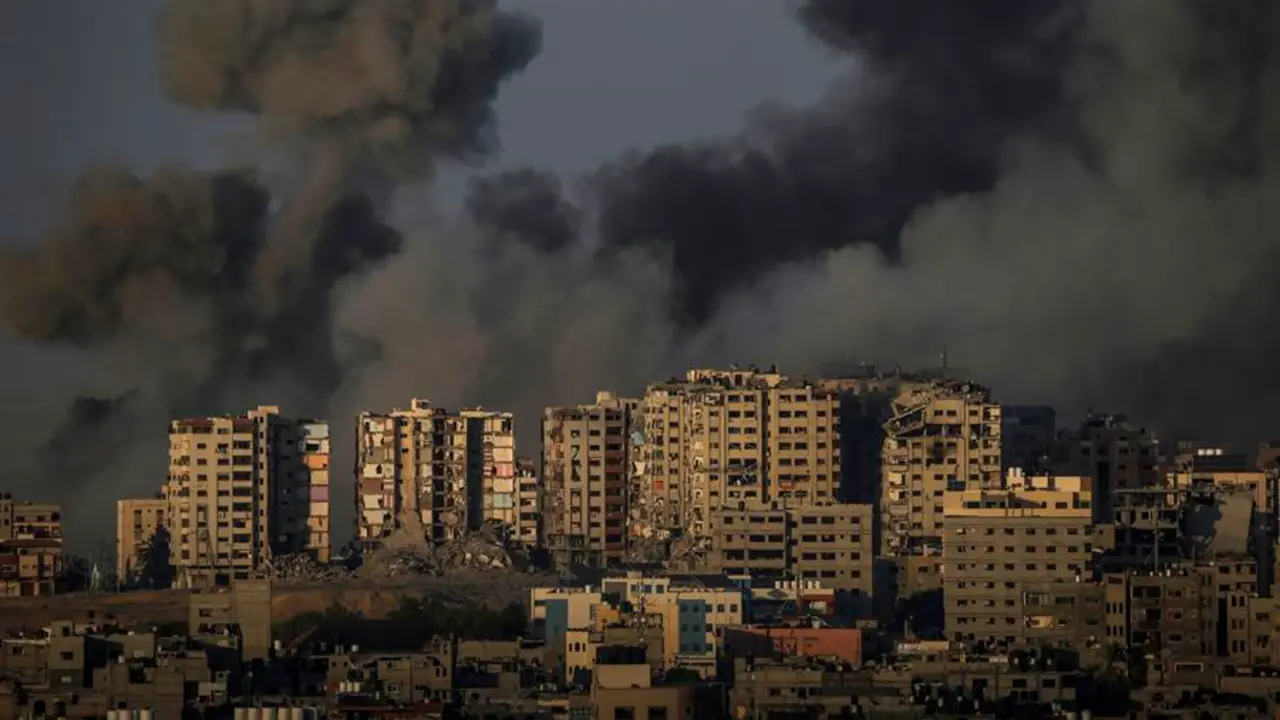 Humo de una explosi&oacute;n despu&eacute;s de que militantes de la milicia Ezz Al-Din Al Qassam, el ala militar del movimiento Hamas, lanzaran cohetes desde la costa de la Franja de Gaza hacia Israel en la ciudad de Gaza. EFE / MOHAMMED SABER