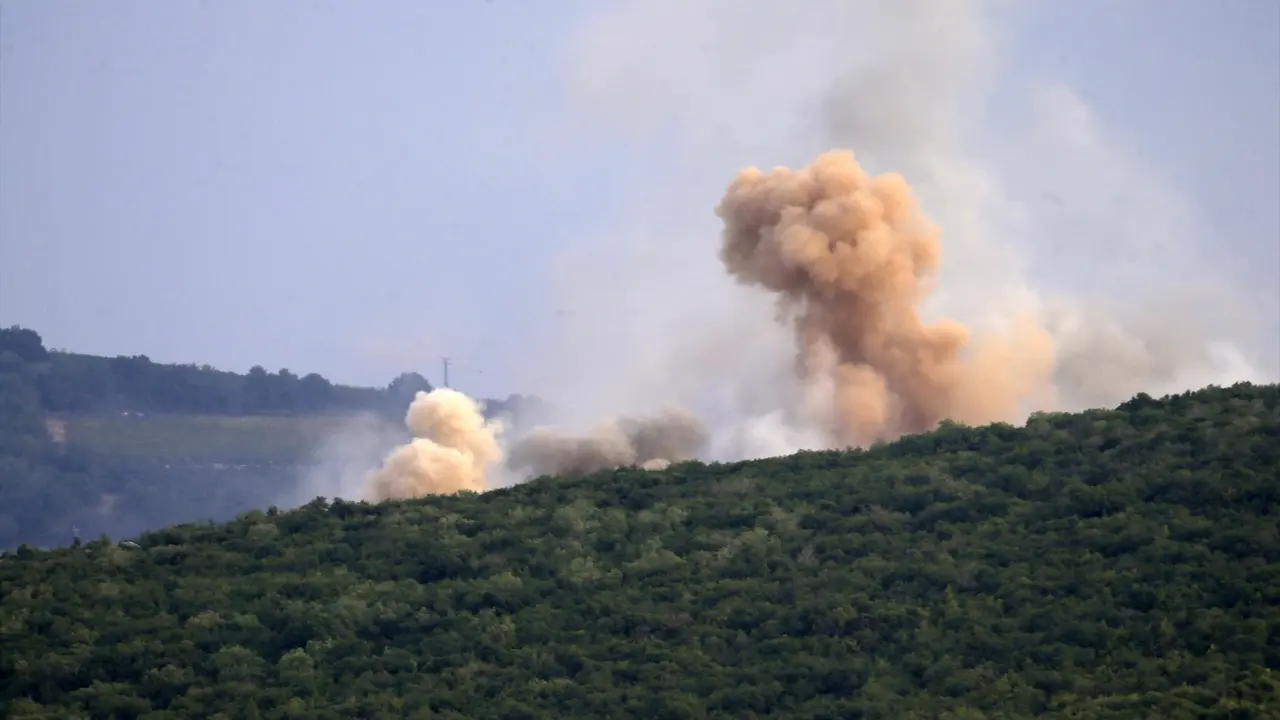 Humo tras el impacto de un misil al sur de L&iacute;bano. EP / Ali Hashisho