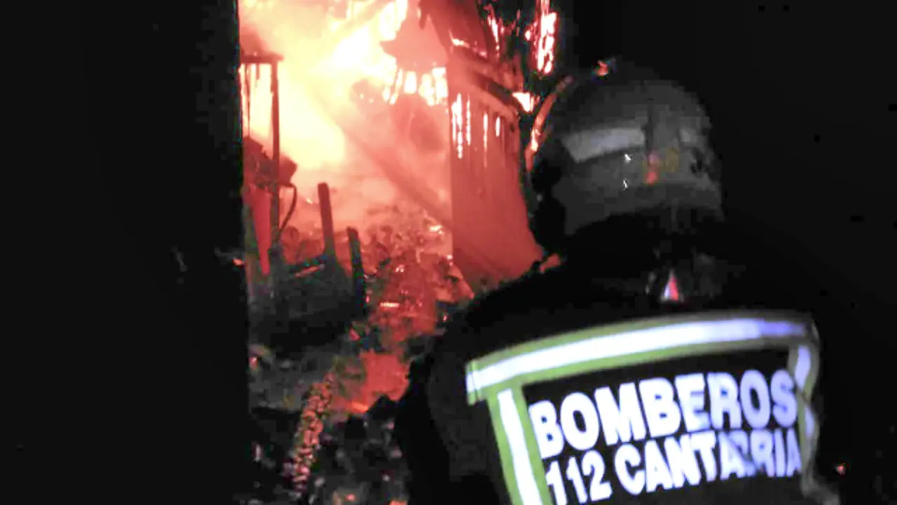 Un bombero del 112 durante la intervenci&oacute;n en Campoo de Enmedio. / G.C.